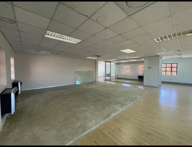 224.60M² OFFICE TO LET IN LYME PARK